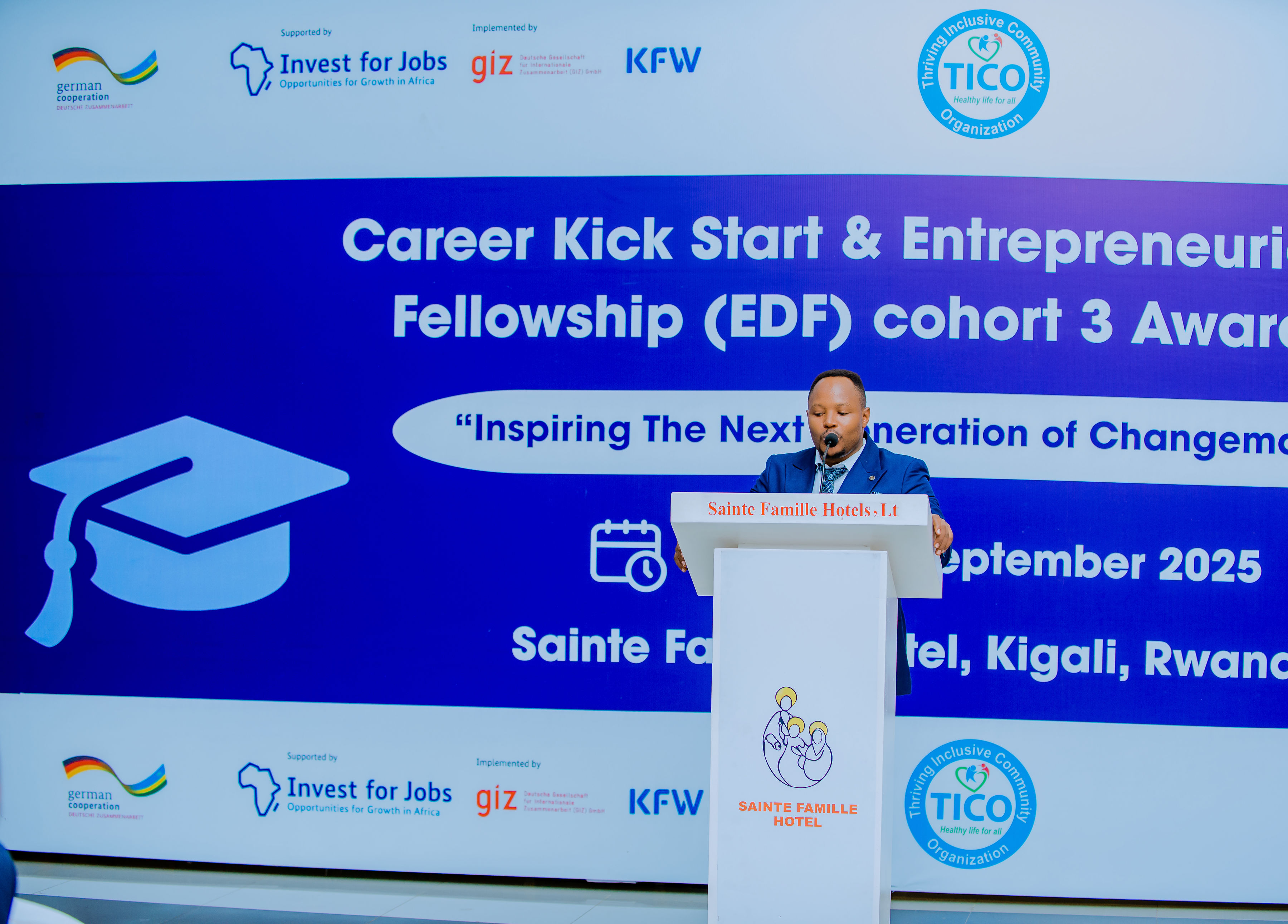 Egide Habinshuti, uyobora TICO, asobanura ko intego nyamukuru ari ugufasha urubyiruko guhanga udushya no gushyira mu bikorwa imishinga y’ubucuruzi iciriritse.